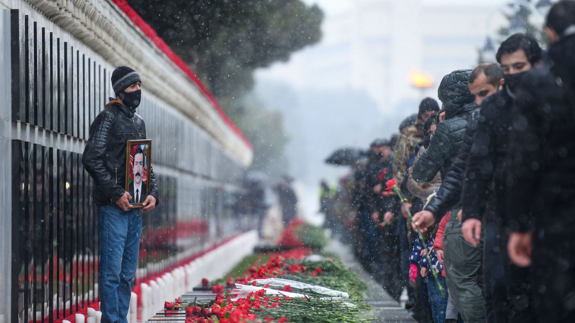 Траурное шествие на Аллее шехидов, 20 января 2021 год - Sputnik Азербайджан, 1920, 19.01.2022