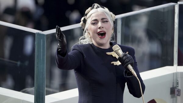 Леди Гага исполняет национальный гимн Соединенных Штатов в Капитолии на инаугурации избранного президента США Джо Байдена - Sputnik Azərbaycan