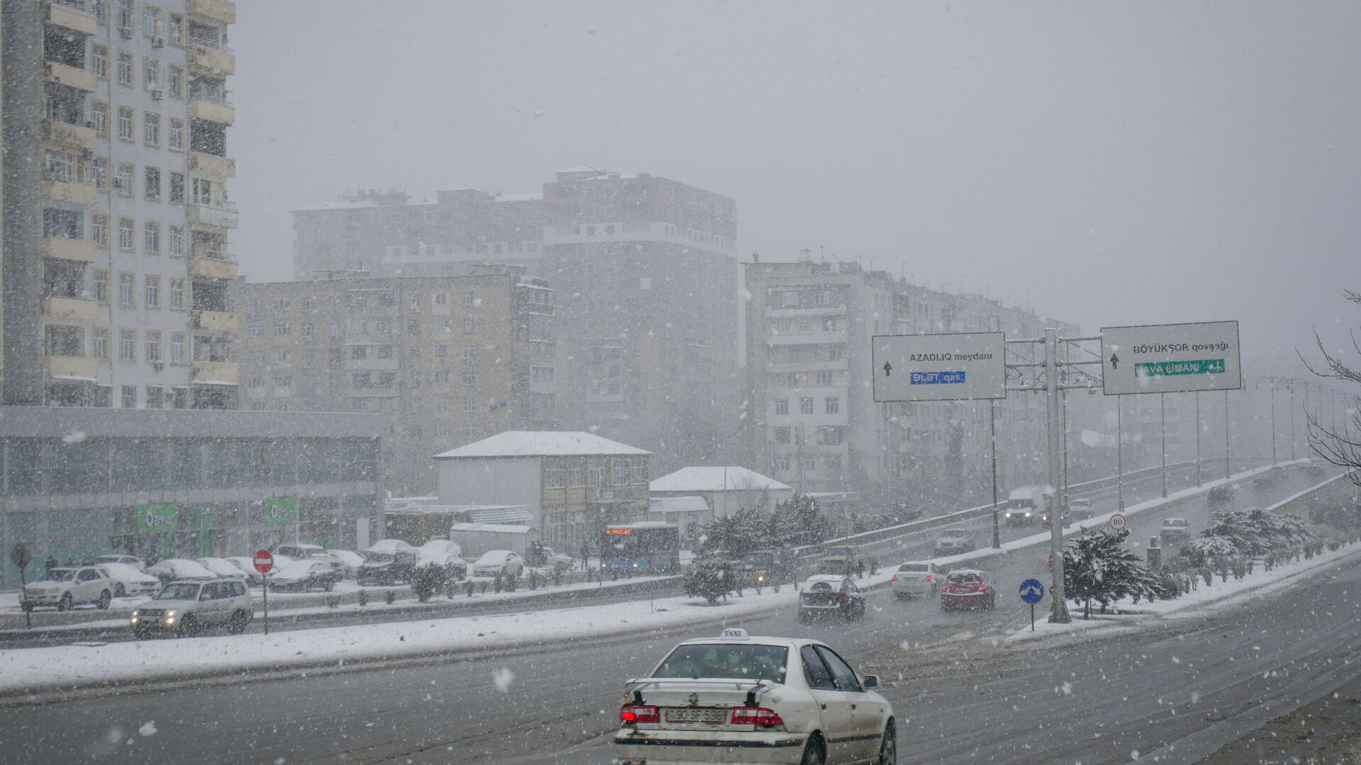 Первый снег в Баку  - Sputnik Азербайджан, 1920, 16.02.2021