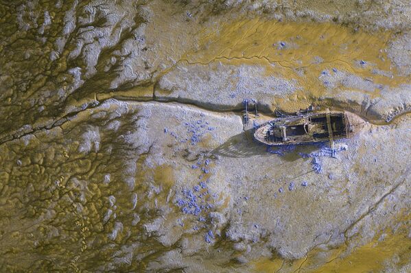 Снимок Derelict Boat from Above in Infrared фотографа Ewan Richards, победивший в категории Aerial конкурса 2nd Life in Another Light Photo Contest - Sputnik Азербайджан