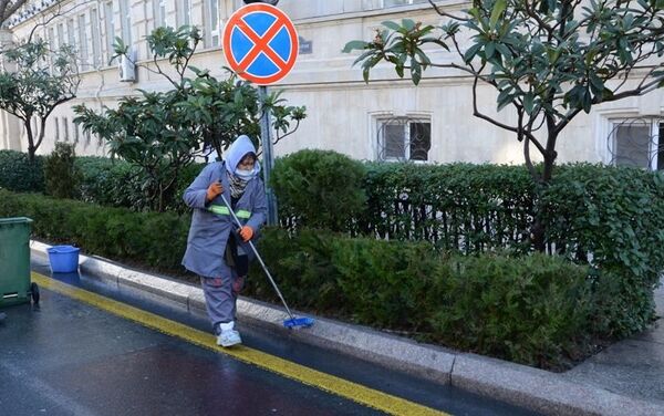 Столичные коммунальщики очищают проспекты и улицы Баку - Sputnik Азербайджан