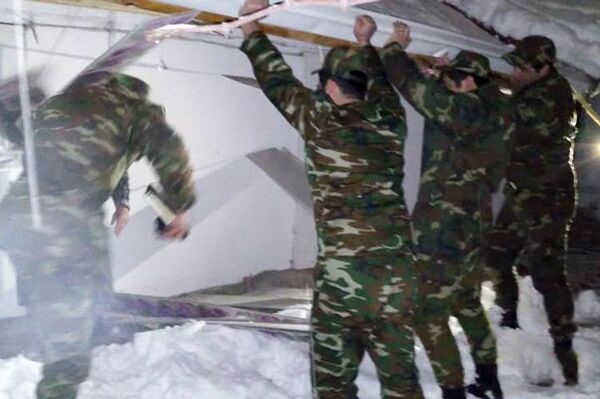В Шамахы спасли пожилую женщину, заблокированную дома из-за снега В Шамахы спасли пожилую женщину, заблокированную дома из-за снега - Sputnik Азербайджан