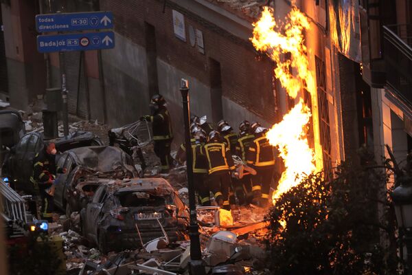 Пожарные на месте происшествия в центре Мадрида, где в одном из домов произошел взрыв - Sputnik Азербайджан