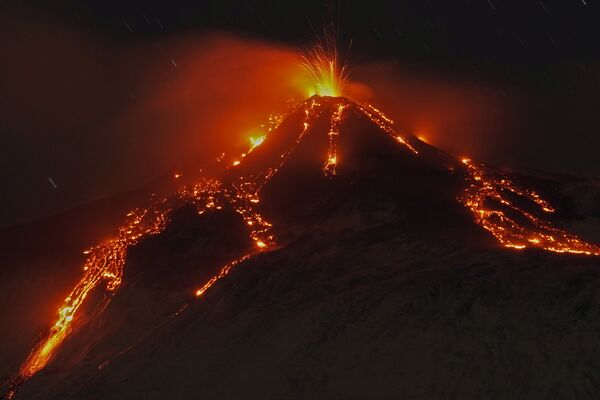 Извержение вулкана Этна, Италия - Sputnik Азербайджан