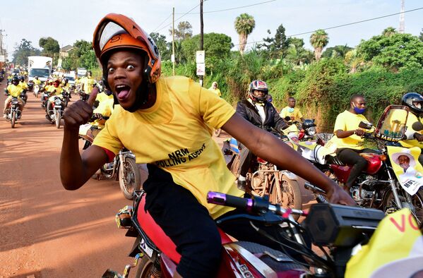 Сторонники партии Движение национального сопротивления Уганды празднуют победу президента Йовери Мусевени на завершившихся всеобщих выборах в Кампале - Sputnik Азербайджан