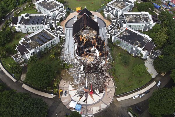 Правительственное здание, поврежденное после землетрясения в Мамуджу, Западный Сулавеси, Индонезия - Sputnik Азербайджан