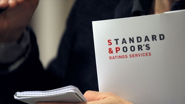 Логотип рейтингового агентства Standard & Poor's на документе, фото из архива - Sputnik Azərbaycan