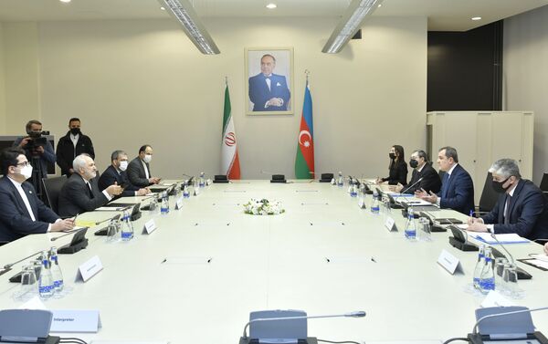 Министры иностранных дел Азербайджана и Ирана Джейхун Байрамов и Мохаммад Джавад Зариф во время встречи - Sputnik Азербайджан