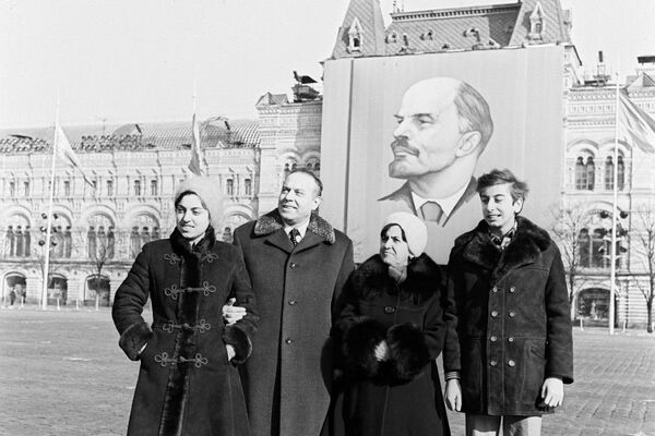 Эксклюзив Sputnik: воспоминания сокурсников и учеников об Ильхаме Алиеве Эксклюзив Sputnik: воспоминания сокурсников и учеников об Ильхаме Алиеве - Sputnik Азербайджан