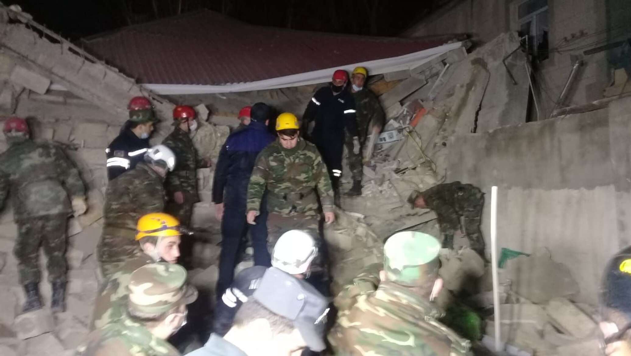 Судьба шахтеров под завалами. Спасатели МЧС на разборе завалов в Турции. Спасательные операции МЧС. МЧС спасают людей из под завалов.