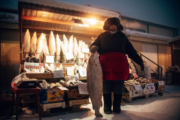 Торговец рыбой на рынке в Якутске - Sputnik Азербайджан