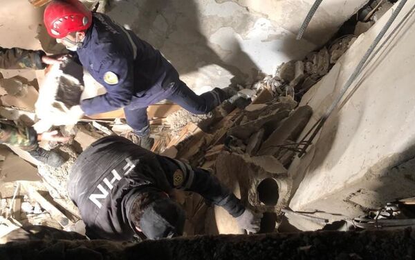 Спасатели разбирают завалы на месте взрыва в Хырдалане - Sputnik Азербайджан