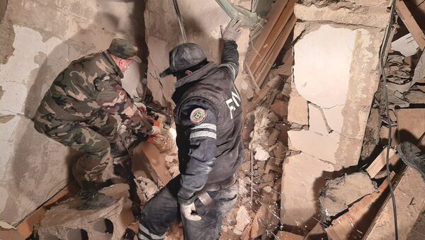 Спасатели разбирают завалы на месте взрыва в Хырдалане - Sputnik Азербайджан