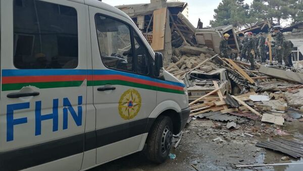  Спасатели министерства по чрезвычайным ситуациям на месте взрыва в частном двухэтажном жилом доме, расположенном в 27-м квартале города Хырдалан в Абшеронском районе - Sputnik Азербайджан