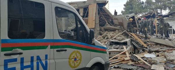 Спасатели министерства по чрезвычайным ситуациям на месте взрыва в частном двухэтажном жилом доме, расположенном в 27-м квартале города Хырдалан в Абшеронском районе Спасатели министерства по чрезвычайным ситуациям на месте взрыва в частном двухэтажном жилом доме, расположенном в 27-м квартале города Хырдалан в Абшеронском районе - Sputnik Азербайджан