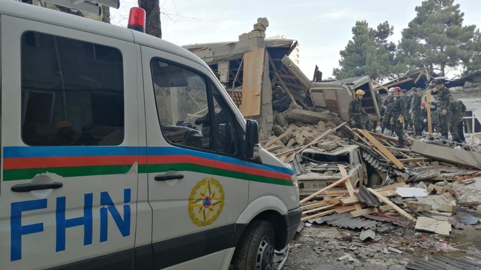  Спасатели министерства по чрезвычайным ситуациям на месте взрыва в частном двухэтажном жилом доме, расположенном в 27-м квартале города Хырдалан в Абшеронском районе - Sputnik Azərbaycan, 1920, 04.08.2022