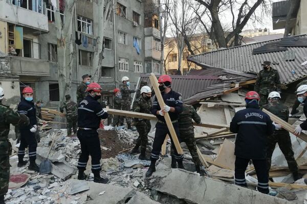 Спасатели министерства по чрезвычайным ситуациям на месте взрыва в частном двухэтажном жилом доме, расположенном в 27-м квартале города Хырдалан в Абшеронском районе - Sputnik Азербайджан