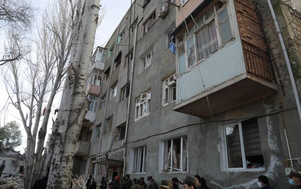 На месте взрыва в частном двухэтажном жилом доме, расположенном в 27-м квартале города Хырдалан в Абшеронском районе - Sputnik Азербайджан