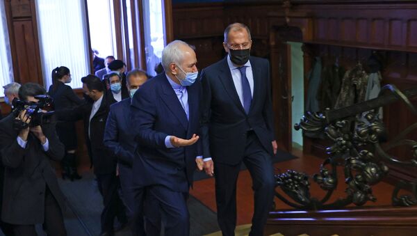 Министр иностранных дел РФ Сергей Лавров (справа) и министр иностранных дел Исламской Республики Иран Мухаммад Джавад Зариф (второй справа) во время встречи в Москве - Sputnik Азербайджан