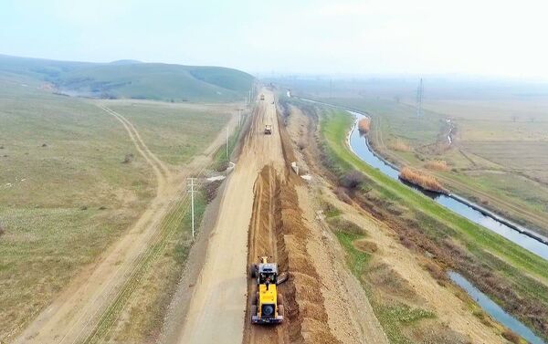 Строительство автомобильной дороги в культурно-исторический заповедник Кешикчидаг - Sputnik Азербайджан