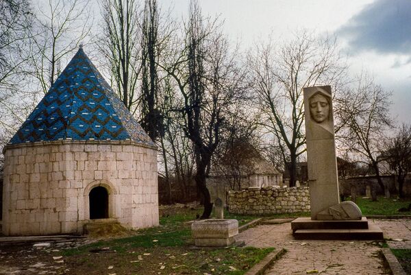 Хуршудбану Натаван похоронена в Агдаме, на кладбище Имарет. - Sputnik Азербайджан