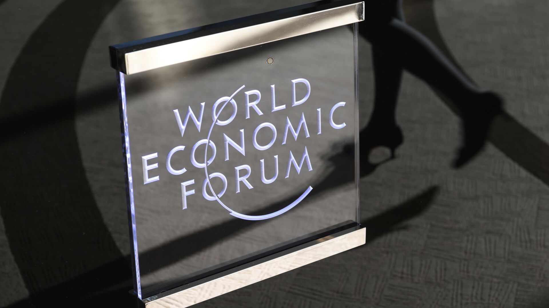Табличка с надписью Всемирный экономический форум, фото из архива - Sputnik Азербайджан, 1920, 25.01.2024