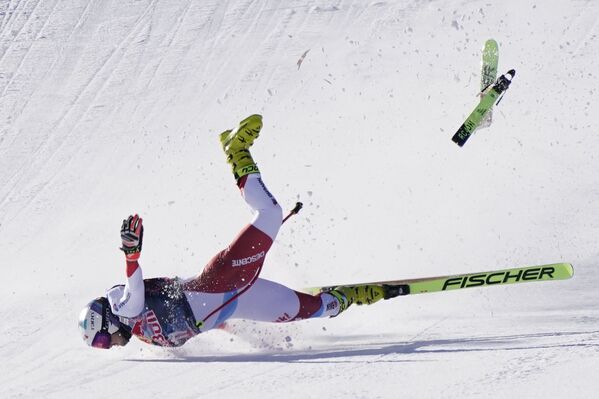 Швейцарский горнолыжник Урс Криенбюль во время падения на соревнованиях по скоростному спуску на горных лыжах среди мужчин на этапе Кубка мира по скоростному спуску в Кицбюэле, Австрия - Sputnik Азербайджан