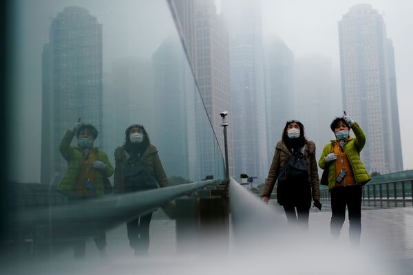 Люди в масках гуляют по Шанхаю, Китай - Sputnik Azərbaycan