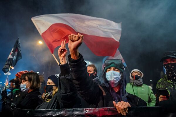 Учатники акции протеста против закона об абортах в Варшаве, Польша - Sputnik Azərbaycan