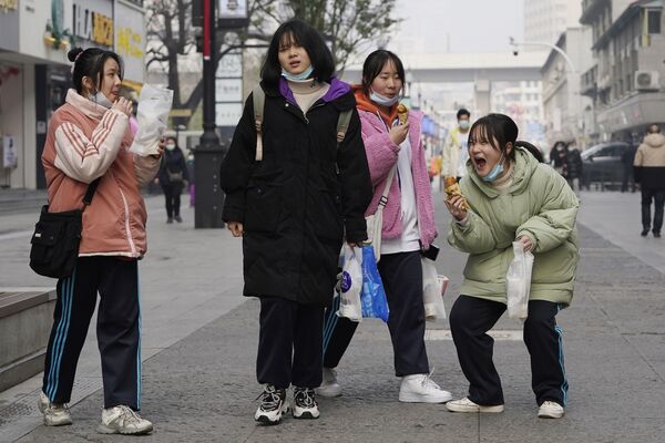 Молодые китаянки гуляют в Ухане, Китай - Sputnik Azərbaycan