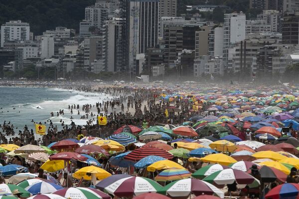 Тысячи людей на пляже Ипанема в Рио-де-Жанейро, Бразилия - Sputnik Азербайджан