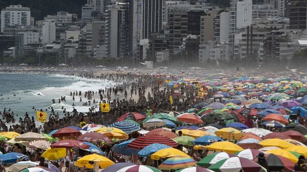Тысячи людей на пляже Ипанема в Рио-де-Жанейро, Бразилия - Sputnik Азербайджан