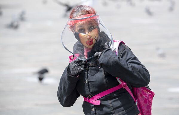 Женщина в защитной маске в Боготе, Колумбия - Sputnik Азербайджан