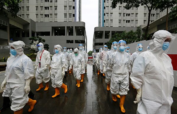Медицинские работники в средствах индивидуальной защиты в Джакарте, Индонезия - Sputnik Azərbaycan