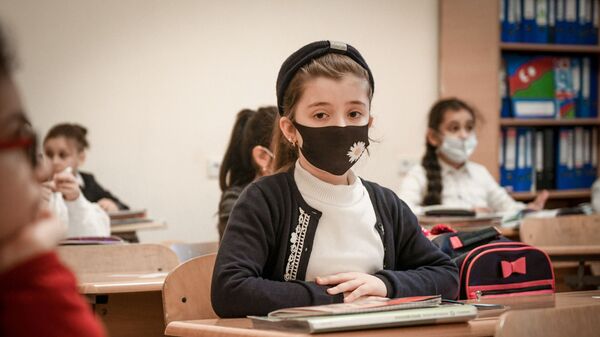 Ученица во время занятий в одной из бакинских школ, фото из архива - Sputnik Азербайджан