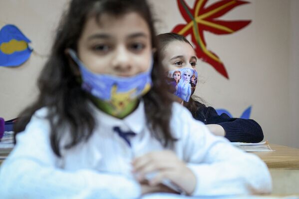 Возобновление очных занятий в бакинских школах, 1 февраля 2021 года - Sputnik Азербайджан