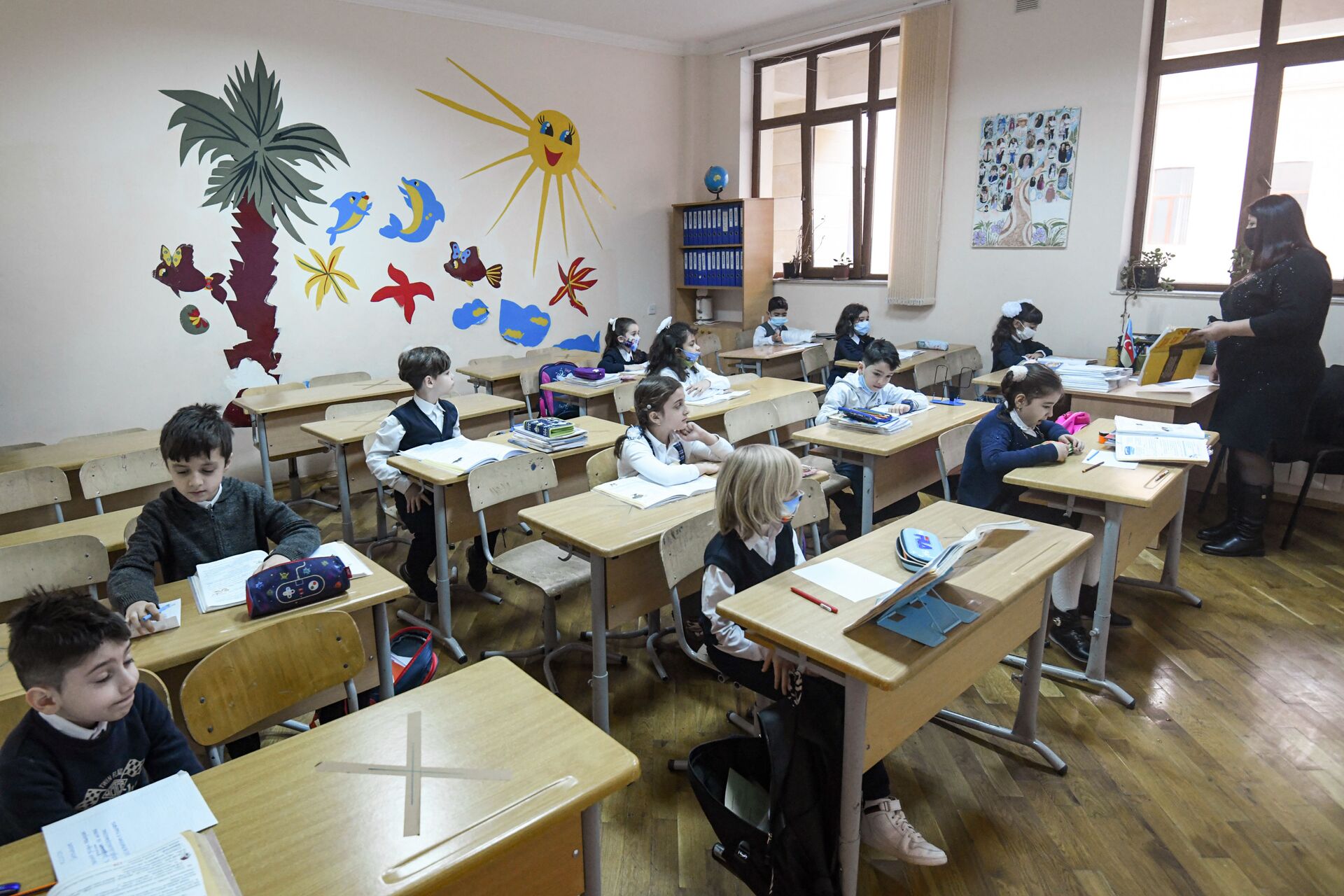 Возобновление очных занятий в бакинских школах, 1 февраля 2021 года - Sputnik Azərbaycan, 1920, 18.05.2022