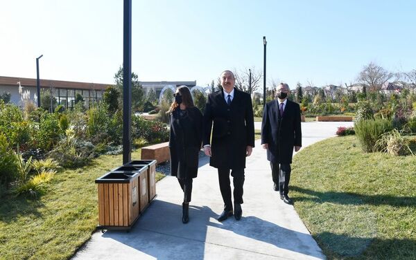 Президент Азербайджана Ильхам Алиев и первая леди Мехрибан Алиева приняли участие в открытии нового лесопарка в Ясамальском районе Баку - Sputnik Азербайджан