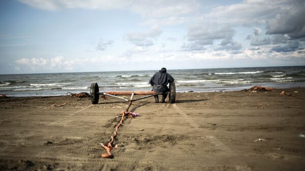 Рыбак на берегу Каспийского моря, фото из архива - Sputnik Азербайджан