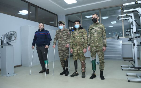 Ветеранов Отечественной войны обеспечивают протезами в Протезно-ортопедическом производственно-реабилитационном центре - Sputnik Азербайджан
