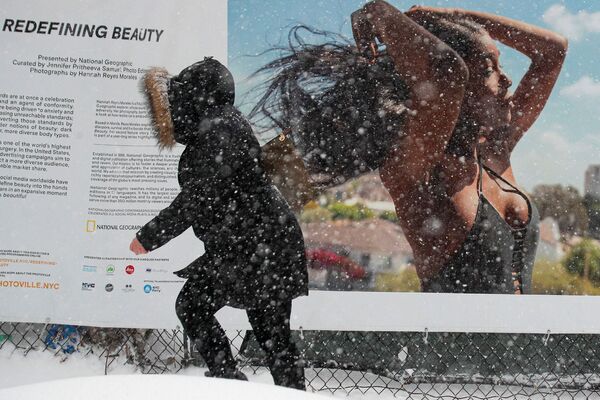 Женщина во время снегопада в Бруклине, Нью-Йорк - Sputnik Азербайджан