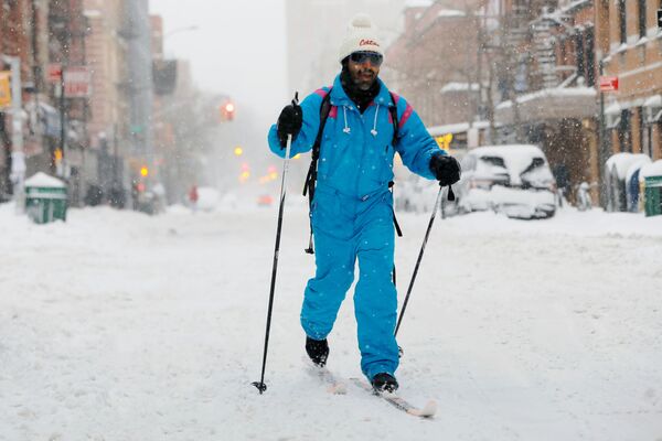 Мужчина на лыжах во время сильного снегопада в районе Манхэттена - Sputnik Азербайджан