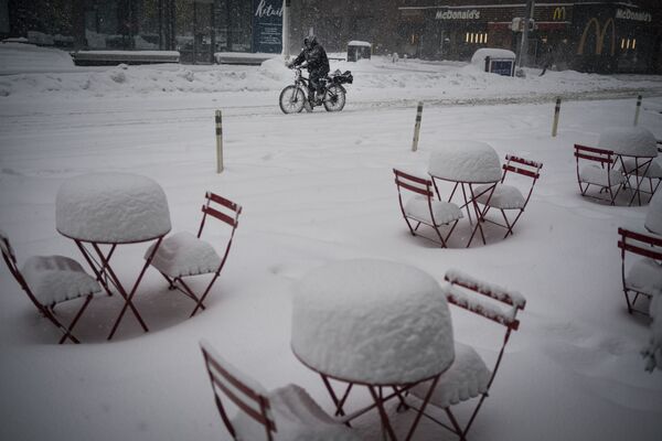 Курьер на велосипеде во время сильного снегопада в Нью-Йорке - Sputnik Азербайджан