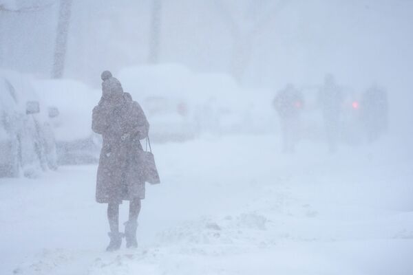 Девушка во время сильного снегопада в Нью-Джерси  - Sputnik Азербайджан