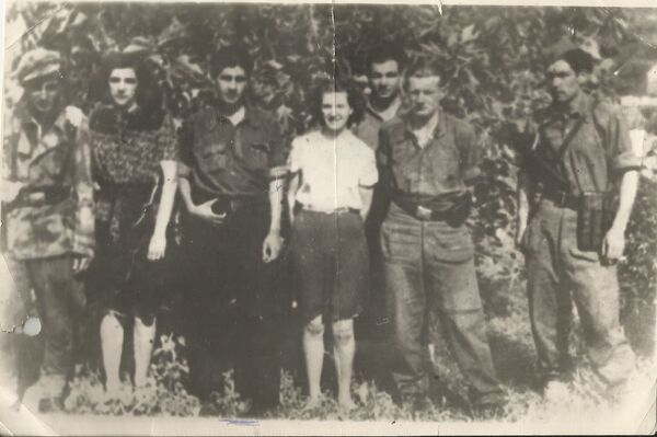 Михайло (позади всех) с товарищами по партизанскому отряду - Sputnik Азербайджан