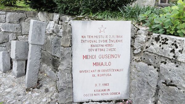 Мемориальная доска на месте гибели Михайло в селе Витовле (Словения) - Sputnik Азербайджан