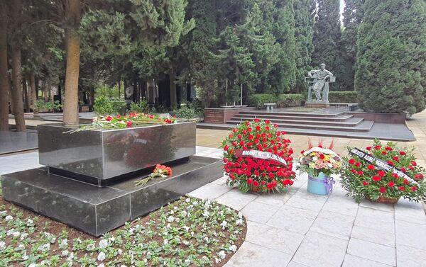 Известные деятели культуры почтили память Гара Гараева - Sputnik Азербайджан
