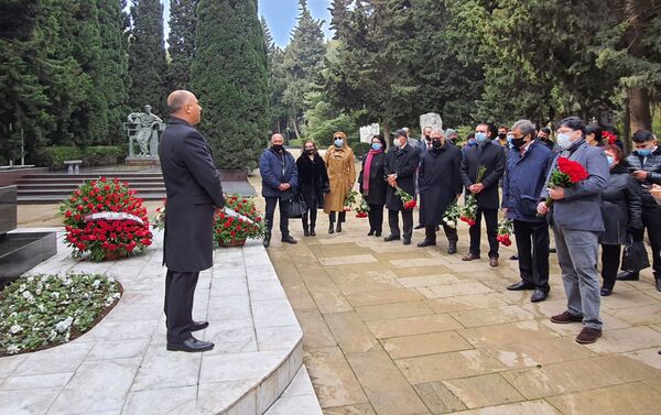 Известные деятели культуры почтили память Гара Гараева - Sputnik Азербайджан