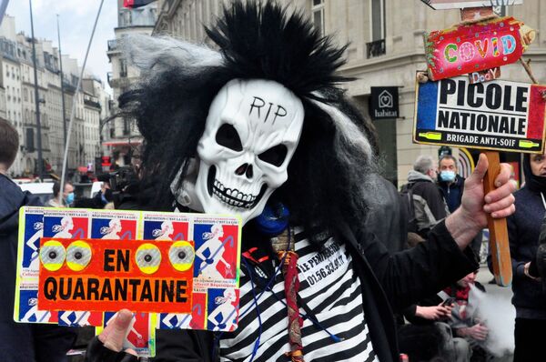 Участник акции протеста против законопроекта О глобальной безопасности на площади Республики в Париже - Sputnik Азербайджан