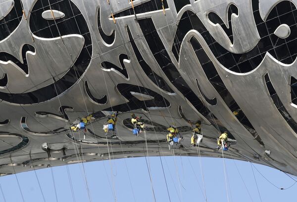 Рабочие свешиваются со здания строящегося Музея будущего в Дубае, ОАЭ - Sputnik Azərbaycan